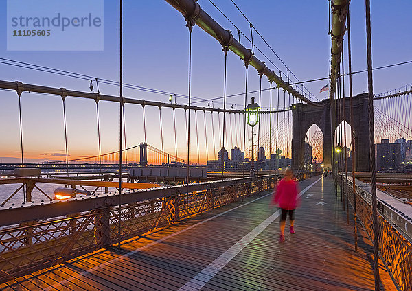 Brooklyn Bridge und Manhattan Bridge dahinter  Manhattan  New York  Vereinigte Staaten von Amerika  Nordamerika