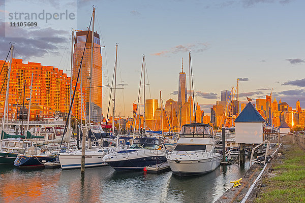 Paulus Hook  Morris Canal Basin  Liberty Landing Marina  New Yorker Skyline von Manhattan  Lower Manhattan und World Trade Center  Freedom Tower dahinter  Jersey City  New Jersey  Vereinigte Staaten von Amerika  Nordamerika