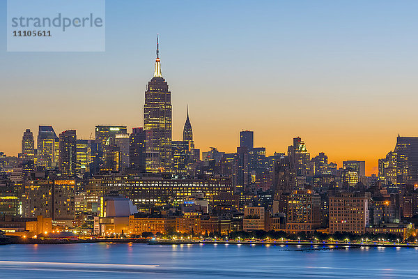 Skyline von New York mit Midtown  Manhattan und Empire State Building über den Hudson River gesehen  New York  Vereinigte Staaten von Amerika  Nordamerika