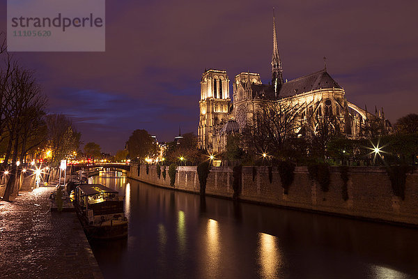 Kathedrale Notre Dame bei Nacht mit Fluss Seine  Paris  Frankreich  Europa