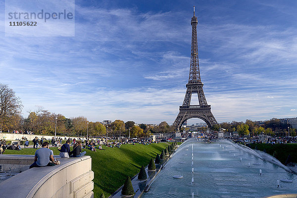 Eiffelturm und Trocadero-Brunnen im Herbst  Paris  Frankreich  Europa