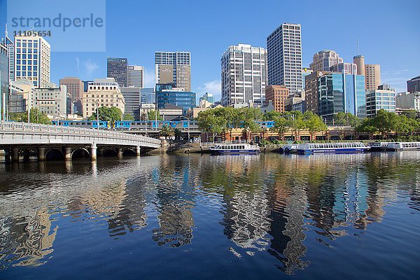 Yarra River und Stadtsilhouette  Melbourne  Victoria  Australien  Pazifik