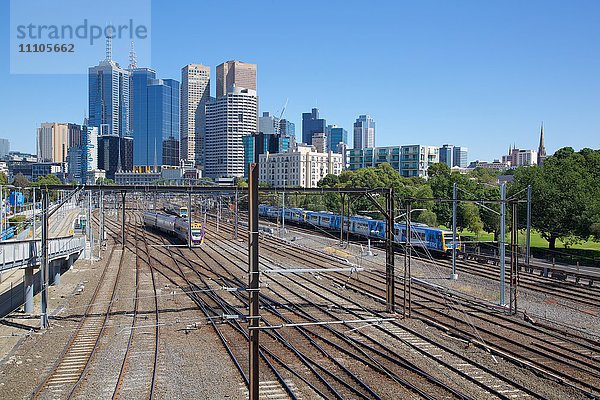 Eisenbahnlinien und Stadtsilhouette  Melbourne  Victoria  Australien  Pazifik