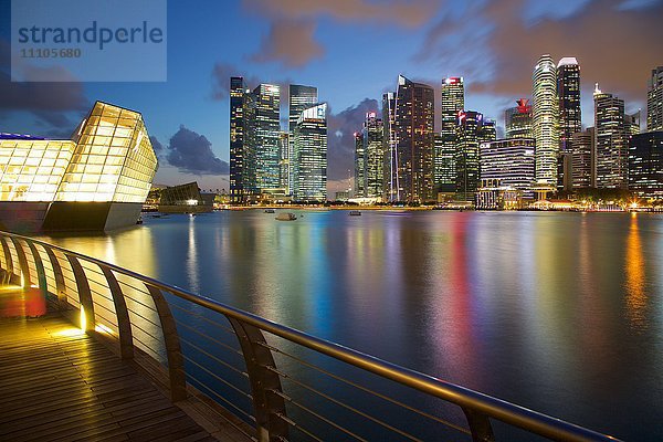 Skyline über der Marina Bay  Singapur  Südostasien