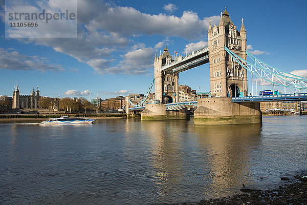 Tower Bridge und Themse  London  England  Vereinigtes Königreich  Europa