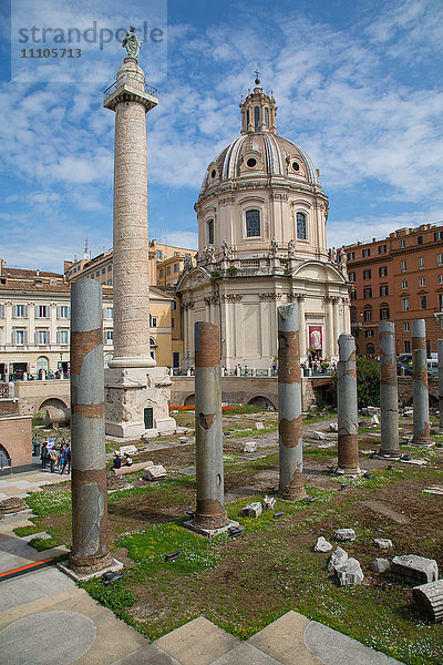 Trajanssäule und Forum  Kuppel von St. Maria di Loreto  UNESCO-Weltkulturerbe  Rom  Latium  Italien  Europa