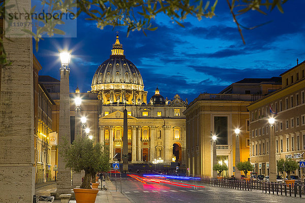 St. Peters und Piazza San Pietro in der Abenddämmerung  Vatikanstadt  UNESCO-Weltkulturerbe  Rom  Latium  Italien  Europa