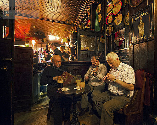 Musiker spielen traditionelle irische Musik in einem Pub in Enniskillen  Co Fermanagh  Vereinigtes Königreich  Europa