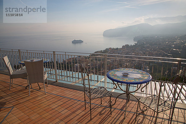 Blick auf Sorrent und das Tyrrhenische Meer von oberhalb von Sorrent  Costiera Amalfitana (Amalfiküste)  UNESCO-Weltkulturerbe  Kampanien  Italien  Europa