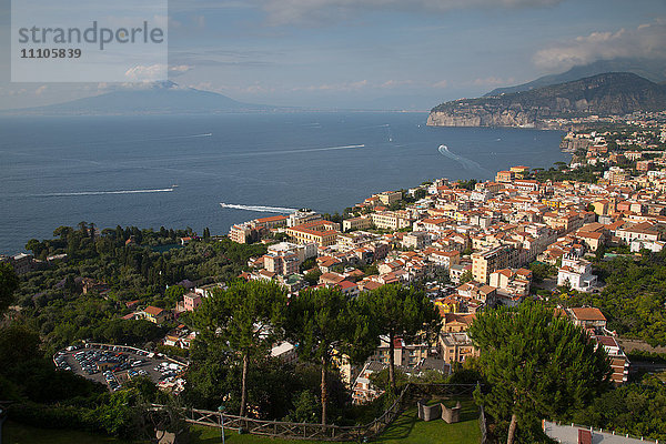 Blick auf den Vesuv und das Terrheinische Meer von oberhalb von Sorrento  Costiera Amalfitana (Amalfiküste)  UNESCO-Weltkulturerbe  Kampanien  Italien  Europa