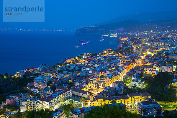 Panoramablick auf Sorrent bei Nacht  Sorrento  Amalfiküste  UNESCO-Weltkulturerbe  Kampanien  Italien  Europa