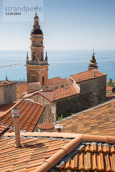 Blick auf das mittelalterliche Menton und die Basilika Saint Michel  Alpes-Maritimes  Côte d'Azur  Provence  Côte d'Azur  Frankreich  Mittelmeer  Europa