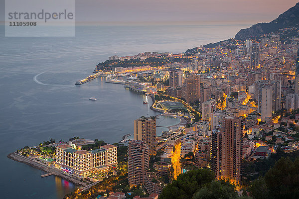 Blick auf Monaco von oben in der Abenddämmerung  Monaco  Mittelmeer  Europa