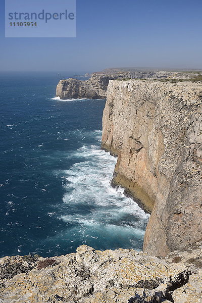 Kalksteinklippen  die nördlich von Kap St. Vincent (Cabo de Sao Vicente)  dem südwestlichsten Punkt Europas  verlaufen  Algarve  Portugal  Europa