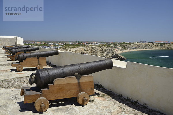 Kanonenreihe im Fort von Sagres (Fortaleza de Sagres)  Ponta de Sagres  Algarve  Portugal  Europa