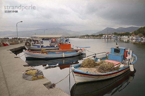 Vertäute Fischerboote im Hafen des Dorfes Apothika  mit Wolken über Bergen im Hintergrund  Lesbos (Lesvos)  Griechische Inseln  Griechenland  Europa