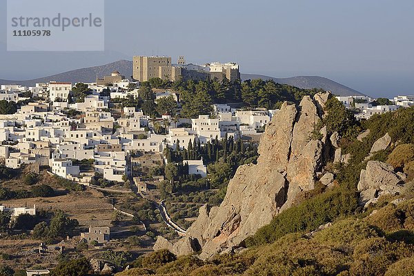 Überblick über Chora und das Kloster des Heiligen Johannes des Theologen  UNESCO-Weltkulturerbe  Patmos  Dodekanes  Griechische Inseln  Griechenland  Europa