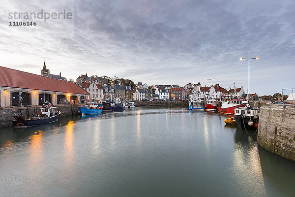 Fischerboote in der Abenddämmerung im Hafen von Pittenweem  Fife  East Neuk  Schottland  Vereinigtes Königreich  Europa