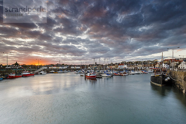 Segelboote bei Sonnenuntergang im Hafen von Anstruther  Fife  East Neuk  Schottland  Vereinigtes Königreich  Europa