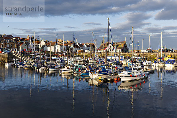 Segelboote bei Sonnenuntergang im Hafen von Anstruther  Fife  East Neuk  Schottland  Vereinigtes Königreich  Europa