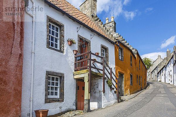 Bunte Häuser in dem malerischen Dorf Culross  Fife  Schottland  Vereinigtes Königreich  Europa