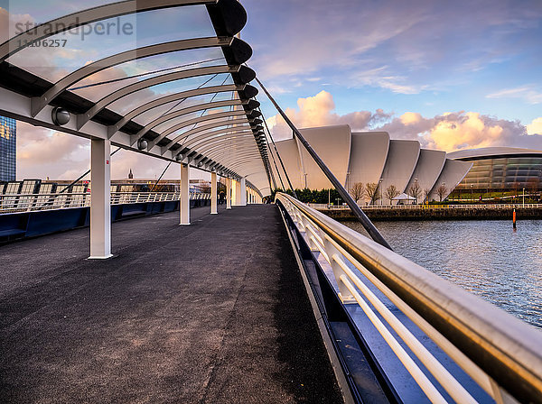 Ein atemberaubender Sonnenuntergang über der Bells Bridge  Glasgow  Schottland  Vereinigtes Königreich  Europa