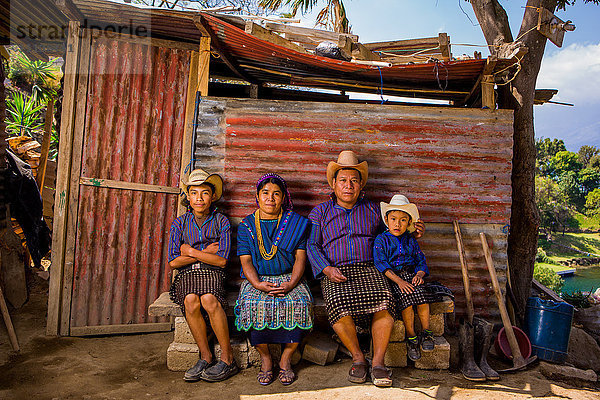 Maya-Familienporträt  Atitlan-See  Guatemala  Mittelamerika