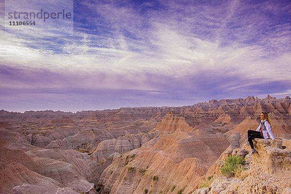 Laura Grier bei Sonnenaufgang in den Badlands  Black Hills  South Dakota  Vereinigte Staaten von Amerika  Nordamerika