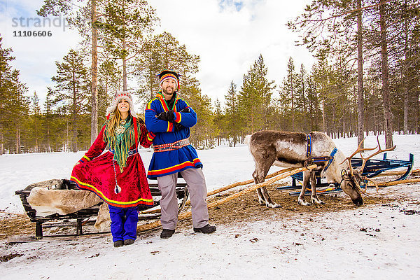 Paar in traditioneller samischer Tracht  Rentiersafari  Kakslauttanen Iglu-Dorf  Saariselka  Finnland  Skandinavien  Europa