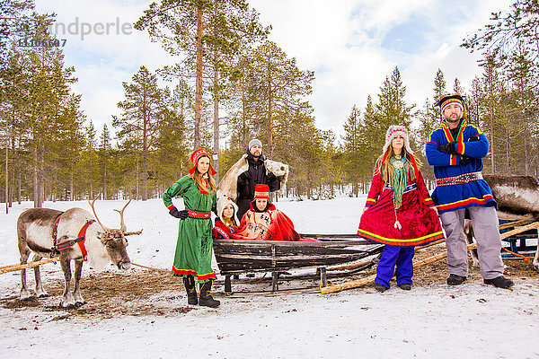 Gruppenfoto in traditioneller samischer Tracht  Rentier-Safari  Kakslauttanen Igloo Village  Saariselka  Finnland  Skandinavien  Europa