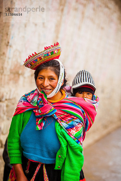 Traditionelle peruanische Inka-Frau und ihr Kind  Ollantaytambo  Peru  Südamerika