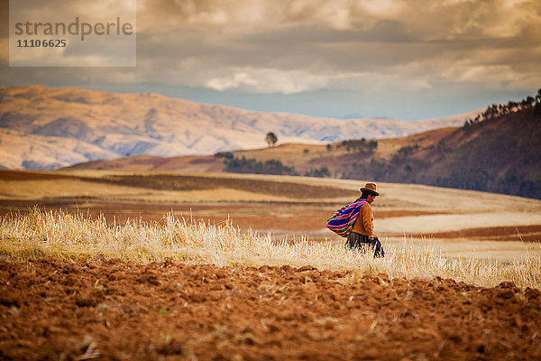 Bauer auf dem Heimweg bei Sonnenuntergang  Heiliges Tal  Peru  Südamerika