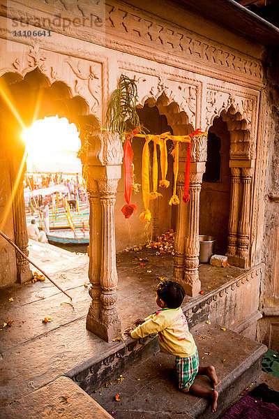 Kleiner indischer Junge beobachtet den traditionellen Tanz von Krishna und Radha während des Blumenfestes Holi  Vrindavan  Uttar Pradesh  Indien  Asien