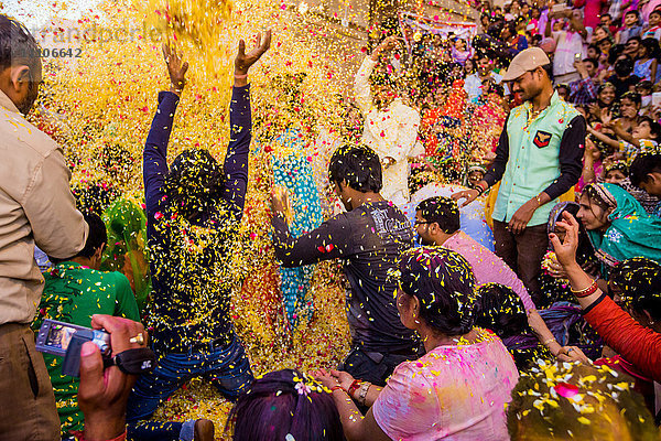 Menschenmenge beim Werfen von Blütenblättern während des Flower Holi Festivals  Vrindavan  Uttar Pradesh  Indien  Asien