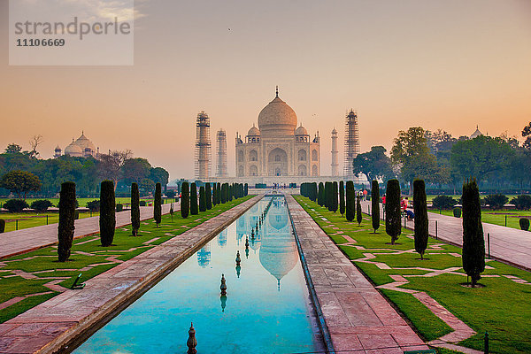 Sonnenaufgang am Taj Mahal  UNESCO-Weltkulturerbe  Agra  Uttar Pradesh  Indien  Asien
