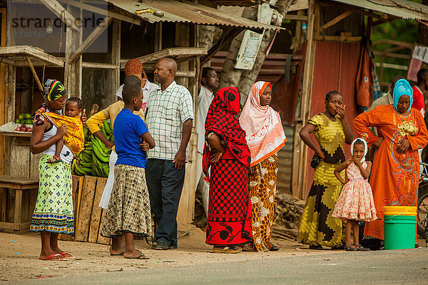 Einheimische an der Bushaltestelle in Dar-es-Salaam  Tansania  Ostafrika  Afrika