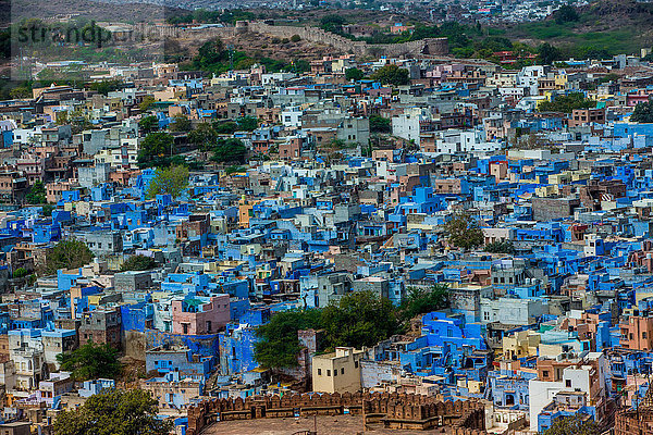 Der Blick vom Mehrangarh Fort auf die blauen Dächer in Jodhpur  der Blauen Stadt  Rajasthan  Indien  Asien