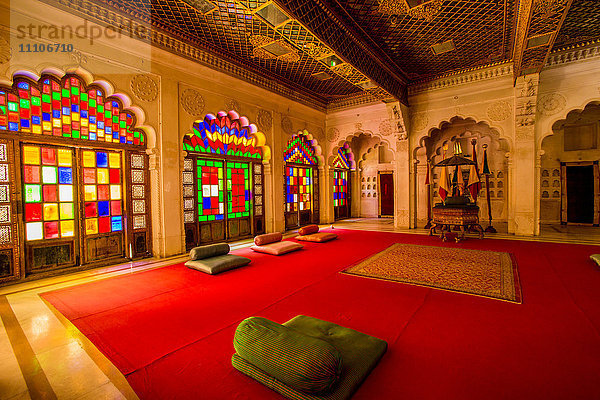 Das Wohnzimmer des Maharadschas im Mehrangarh Fort in Jodhpur  der Blauen Stadt  Rajasthan  Indien  Asien
