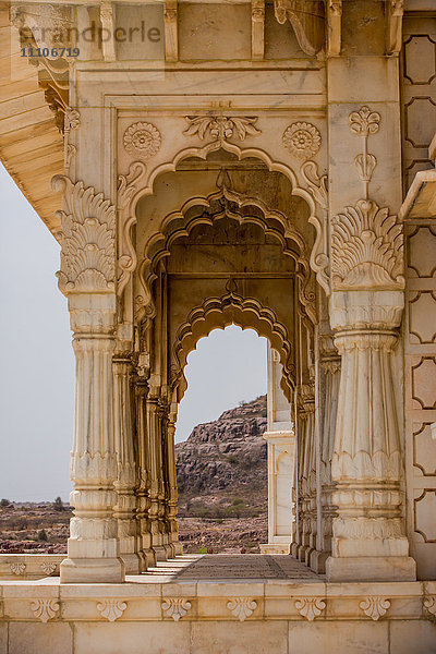 Gewölbte Bögen des Jaswant Thada-Grabes  Jodhpur  Die Blaue Stadt  Rajasthan  Indien  Asien