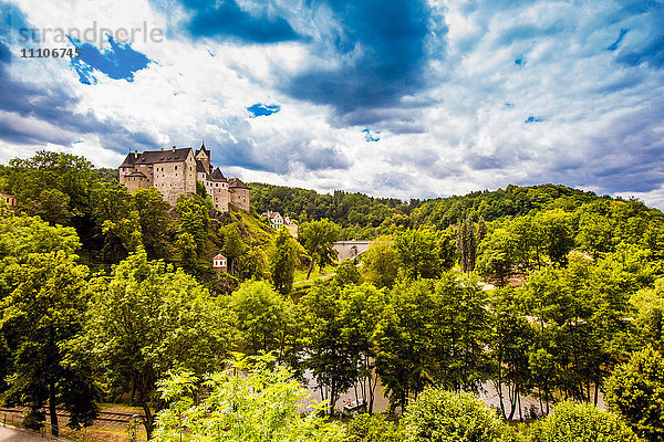 Blick auf die Burg Loket in der Landschaft des westböhmischen Bäderdreiecks außerhalb von Karlovy Vary  Böhmen  Tschechische Republik  Europa
