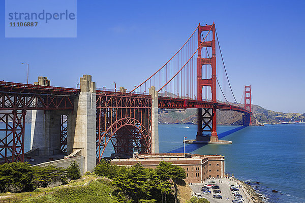 Blick über die San Francisco Golden Gate Bridge mit Fort George im Vordergrund am Rande des Pazifischen Ozeans  Kalifornien  Vereinigte Staaten von Amerika  Nordamerika