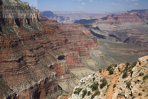 Wanderer auf dem South Kaibab Trail mit dem weiten Blick auf den Grand Canyon  Grand Canyon  UNESCO-Welterbe  Arizona  Vereinigte Staaten von Amerika  Nordamerika