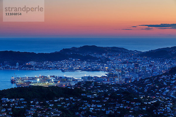 Blick auf die Stadt Wellington  ihren Hafen und die Cook Straits in der Abenddämmerung  Wellington  Nordinsel  Neuseeland  Pazifik