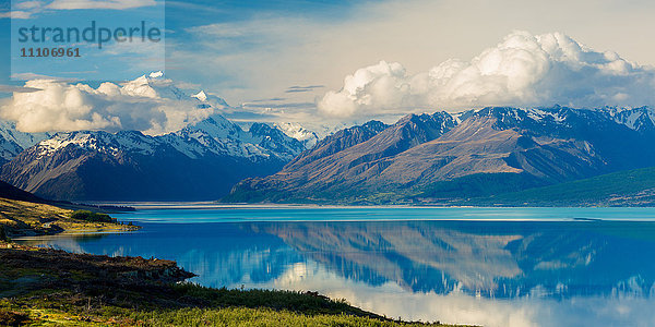 Aorkai (Mount Cook) und die Südalpen spiegeln sich im ruhigen Wasser des Pukaki-Sees  UNESCO-Welterbe  Canterbury  Südinsel  Neuseeland  Pazifik