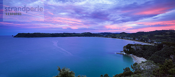 Abenddämmerung über der Cooks Bay an der Pazifikküste der Coromandel-Halbinsel  Nordinsel  Neuseeland  Pazifik