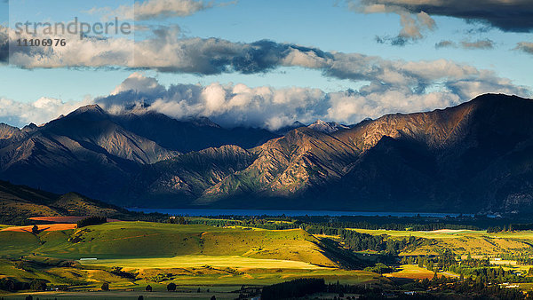 Die Ebenen und Seen der Region Otago umrahmt von wolkenverhangenen Bergen  Otago  Südinsel  Neuseeland  Pazifik