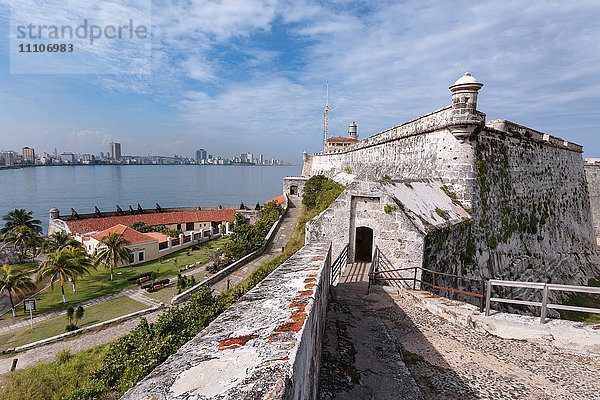 Blick über das ruhige Wasser der Bucht von Havanna auf Havanna mit der Festung Morro aus dem 16. Jahrhundert  die Wache hält  Havanna  Kuba  Westindien  Karibik  Mittelamerika