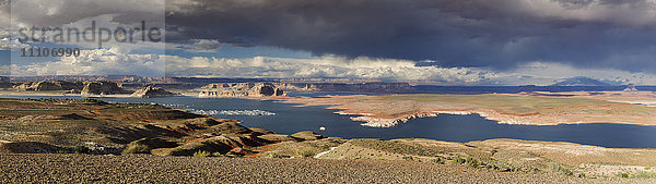 Panorama über den Lake Powell zum Navajo Mountain und dem Grand Staircase-Escalante National Monument  Page  Arizona  Vereinigte Staaten von Amerika  Nordamerika