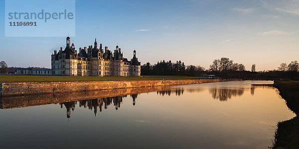 Nordwestfassade des Schlosses Chambord im Loire-Tal  gespiegelt im Fluss Cosson  UNESCO-Weltkulturerbe  Loir et Cher  Pays de la Loire  Centre  Frankreich  Europa