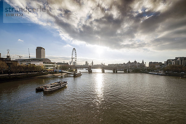 Die Themse mit Blick nach Westen von der Waterloo-Brücke  London  England  Vereinigtes Königreich  Europa